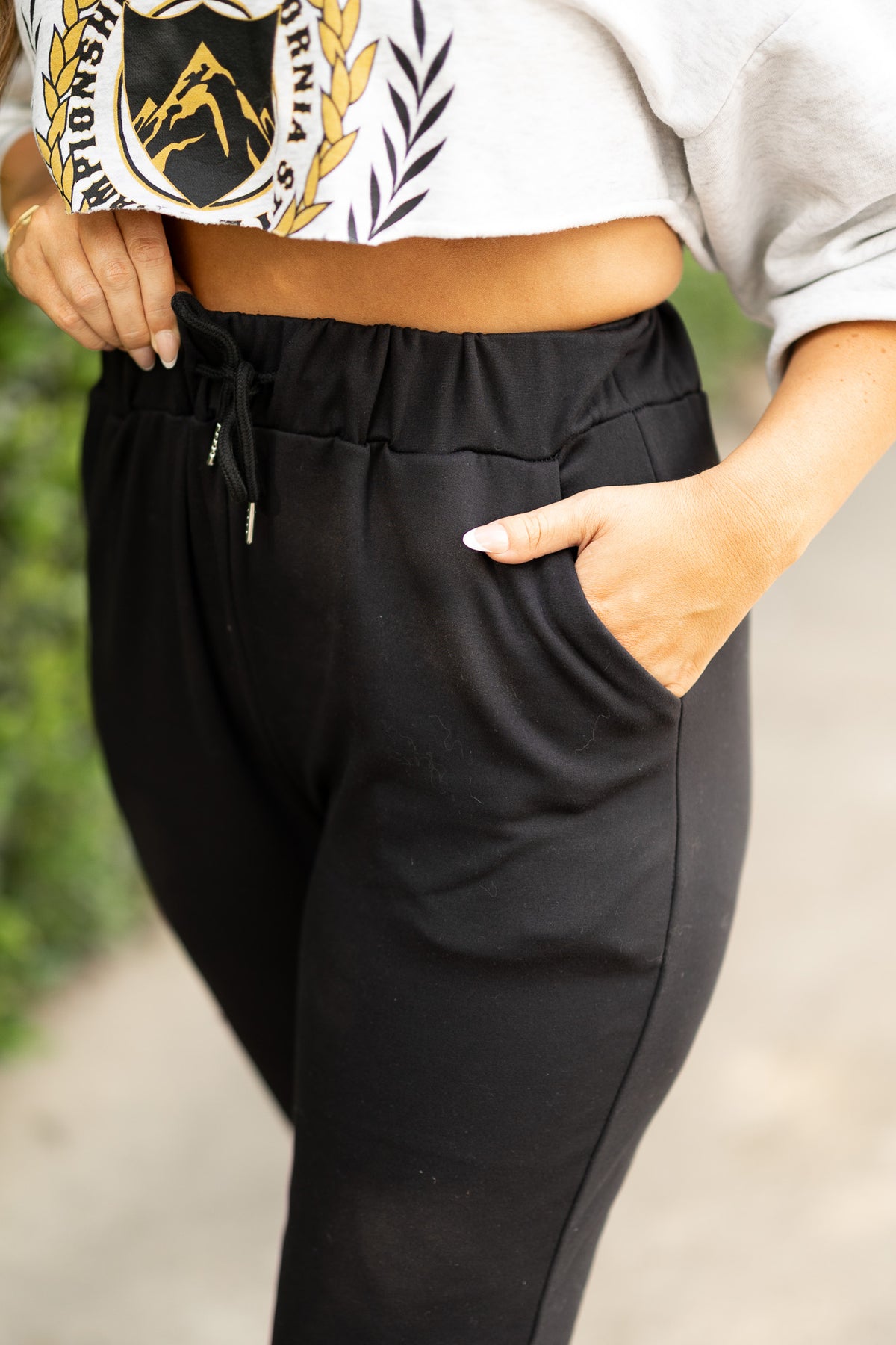 Women’s fleece-lined black joggers winter loungewear Soft black joggers with tapered leg and drawstring waist