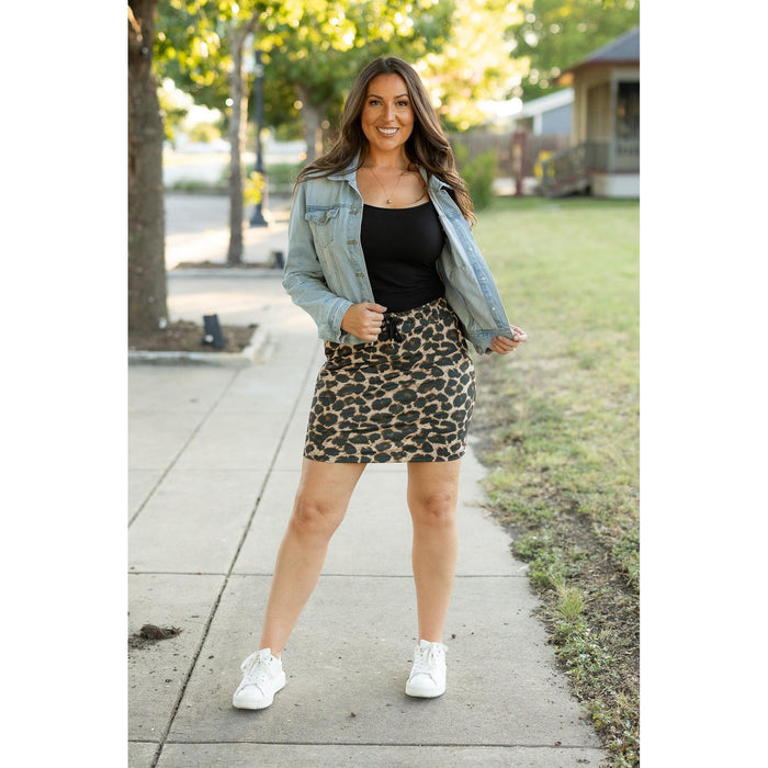 Buttery soft leopard print jogger skirt for women by Julia Rose. Julia Rose Liana Leopard 2.0 Jogger Skirt with pockets and waistband.