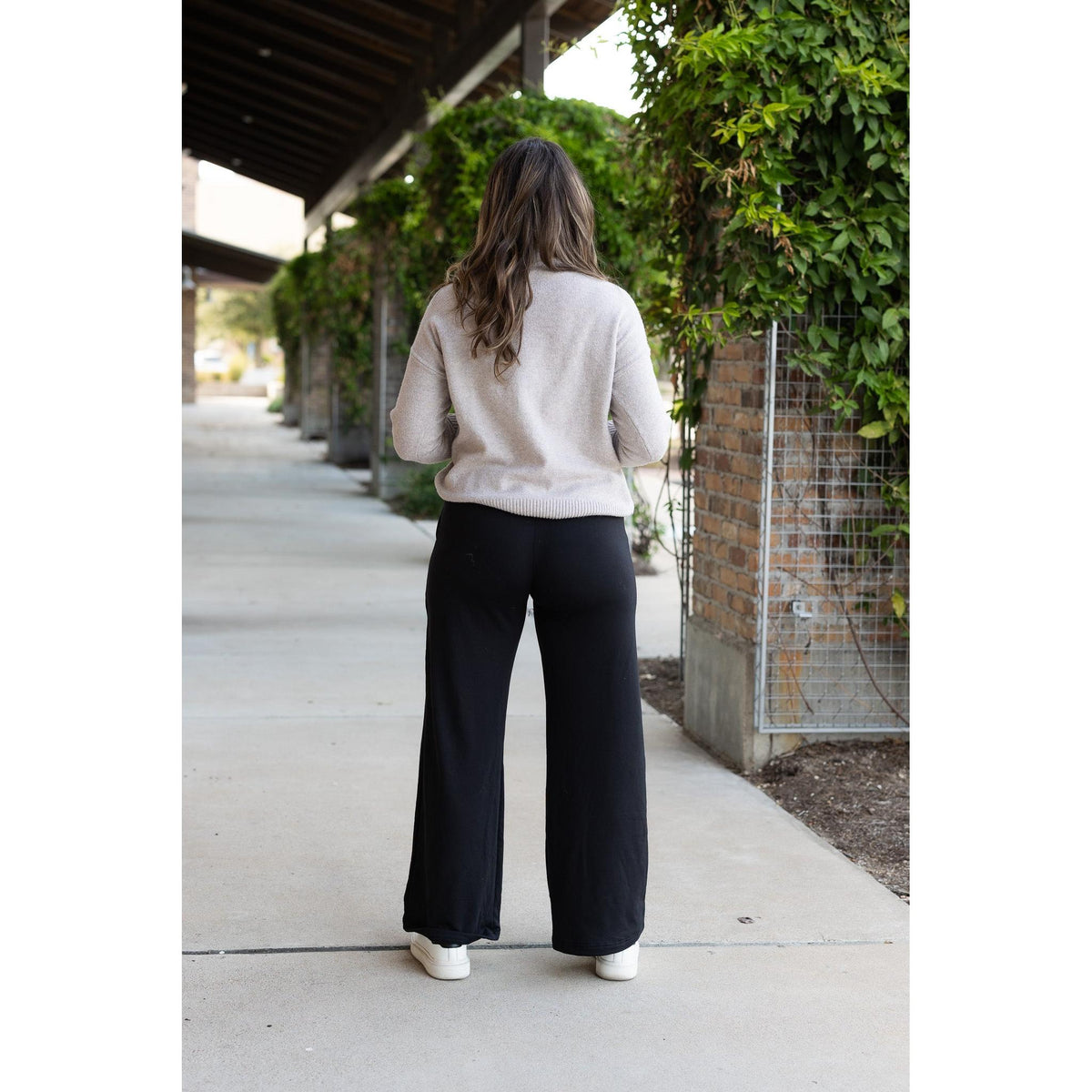 Jenna Comfy Wide Leg Fleece Pants with pockets and drawstring waist
Buttery soft wide leg fleece pants for women by Julia Rose